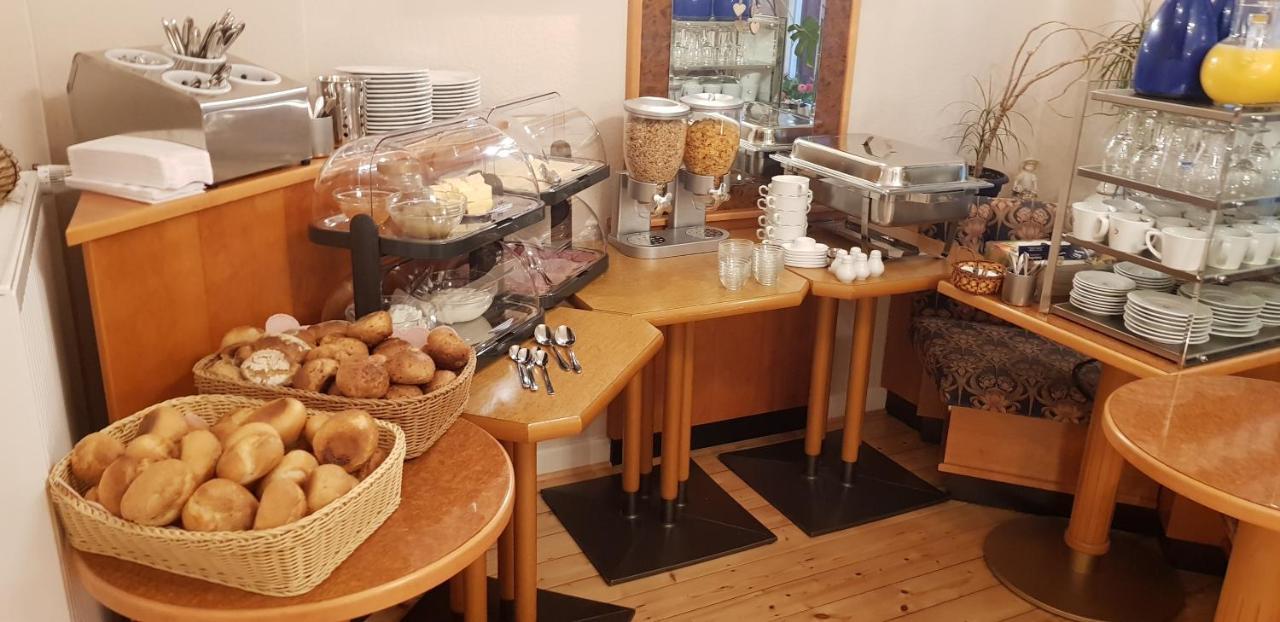 Cafe-Konditorei-Pension Sander Niederfell Buitenkant foto